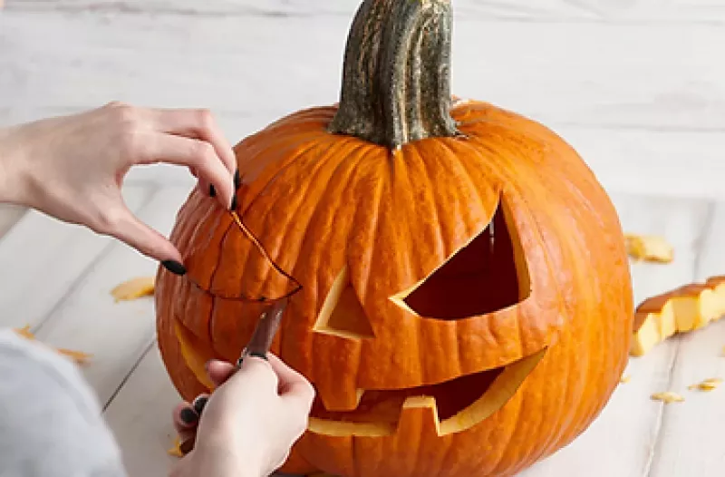 MINI CHEF HALLOWEEN SPECIAL : PUMPKIN CARVING
