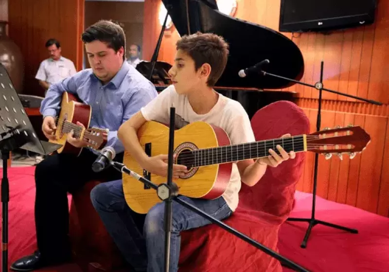 Group Online Guitar Lessons for Teens